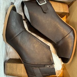Chocolate Brown Side Zip Booties w/Buckle Accent Size 9W